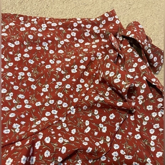 Red ditsy floral mini skirt size XS - Picture 6 of 9